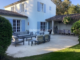 Ile de Ré:Grande maison village dans beau jardin