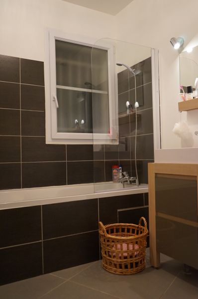 Photo 7 : SALLEDEBAIN d'une maison située à Loix, île de Ré.