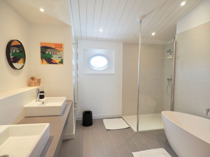 Photo 9 : SALLEDEBAIN d'une maison située à Le Bois-Plage-en-Ré, île de Ré.