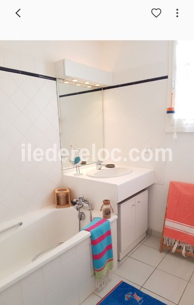 Photo 6 : SALLEDEBAIN d'une maison située à La Couarde-sur-mer, île de Ré.