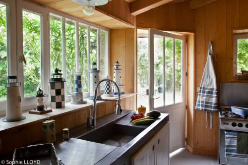 Photo 6 : CUISINE d'une maison située à Les Portes, île de Ré.