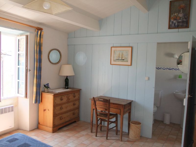 Photo 18 : CHAMBRE d'une maison située à Sainte-Marie-de-Ré, île de Ré.