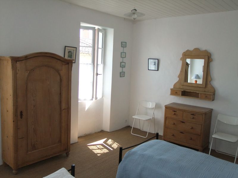 Photo 14 : CHAMBRE d'une maison située à Sainte-Marie-de-Ré, île de Ré.