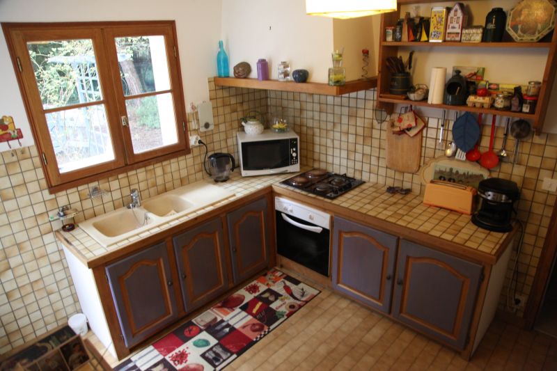 Photo 11 : CUISINE d'une maison située à La Couarde-sur-mer, île de Ré.