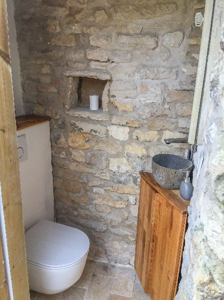 Photo 43 : WC d'une maison située à Ars en Ré, île de Ré.