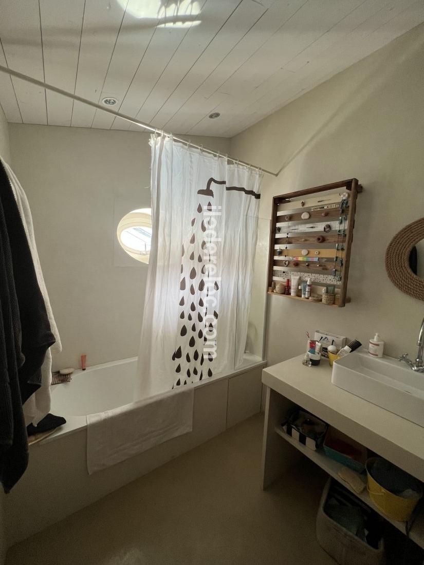 Photo 10 : SALLEDEBAIN d'une maison située à Ars, île de Ré.