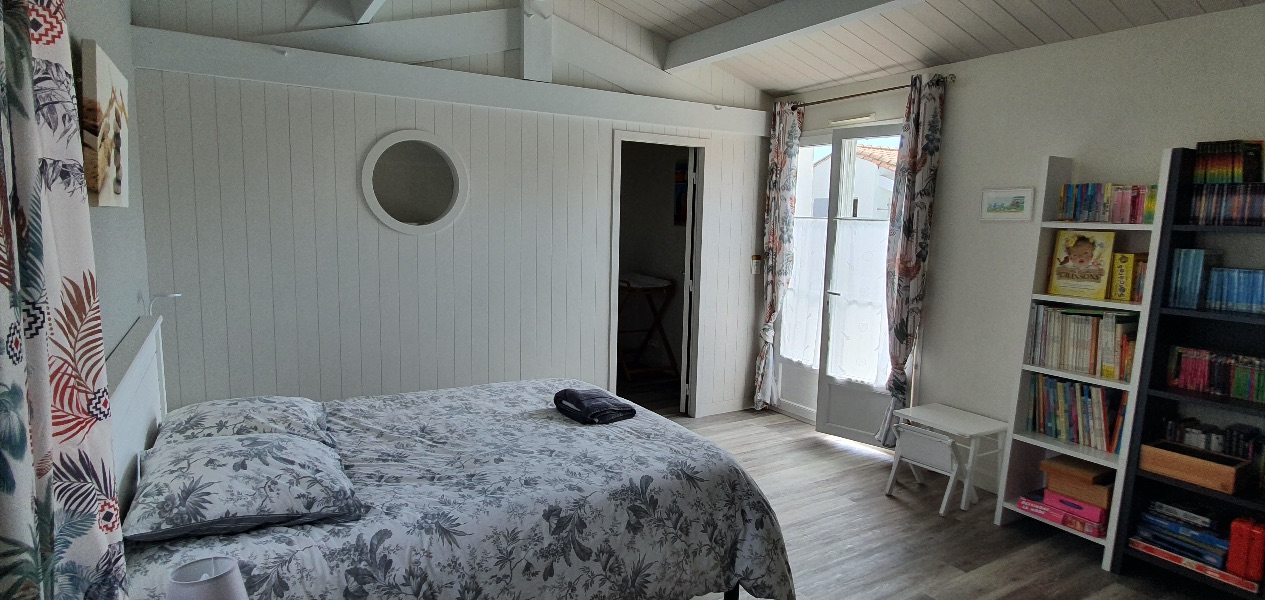 Photo 21 : CHAMBRE d'une maison située à La Couarde-sur-mer, île de Ré.