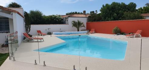 Ile de Ré:Belle maison de plain pied avec piscine à 300m de la grande plage des follies.