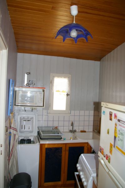 Photo 9 : CUISINE d'une maison située à Sainte-Marie-de-Ré, île de Ré.