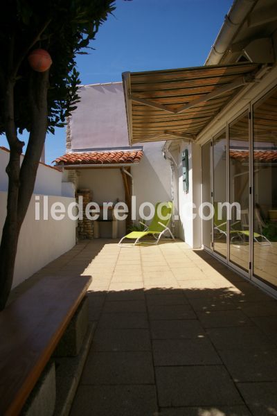 Photo 2 : TERRASSE d'une maison située à Sainte-Marie-de-Ré, île de Ré.