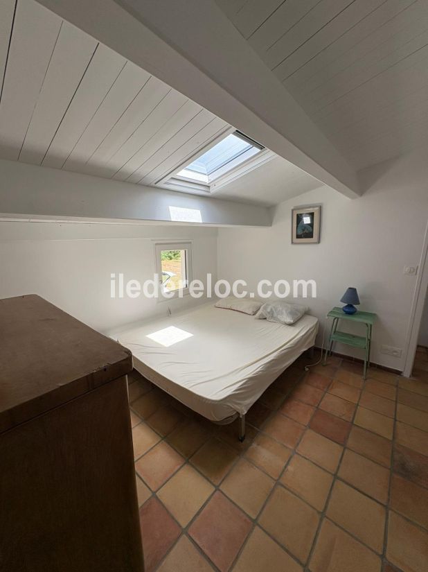 Photo 10 : CHAMBRE d'une maison situ&eacute;e &agrave; Les Portes-en-R&eacute;, &icirc;le de R&eacute;.