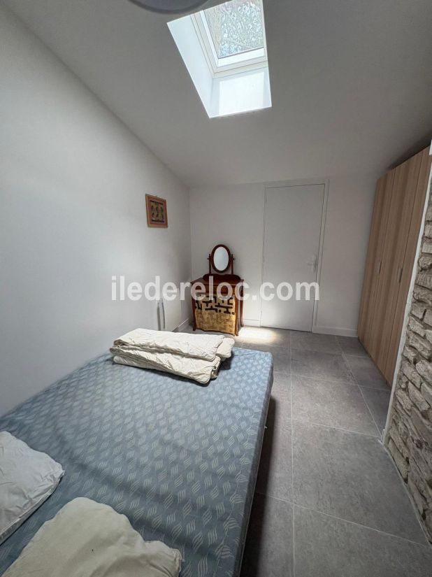 Photo 11 : CHAMBRE d'une maison situ&eacute;e &agrave; Les Portes-en-R&eacute;, &icirc;le de R&eacute;.