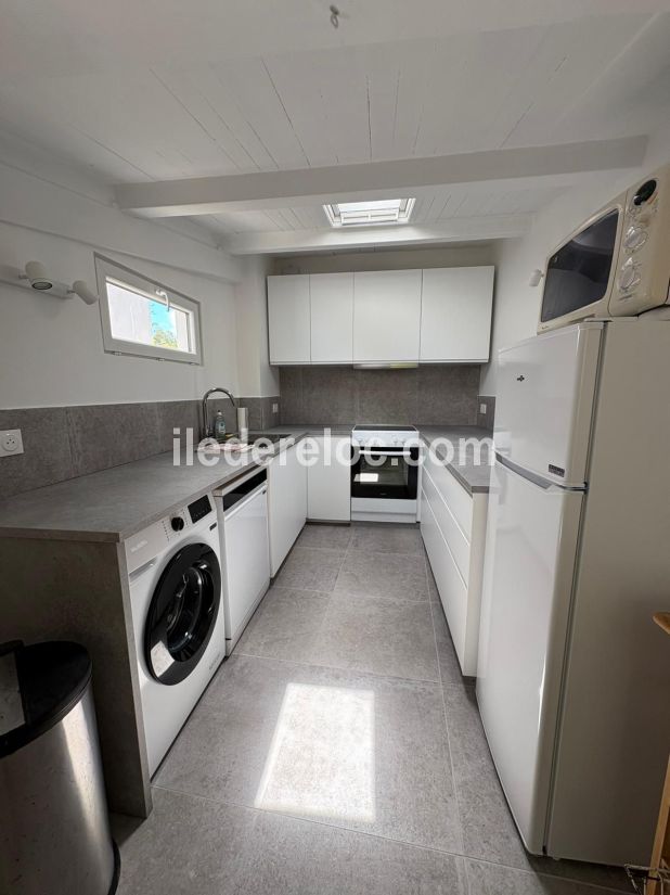 Photo 9 : CUISINE d'une maison situ&eacute;e &agrave; Les Portes-en-R&eacute;, &icirc;le de R&eacute;.