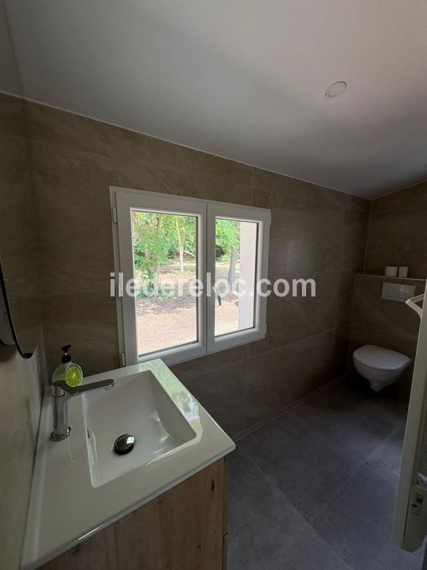 Photo 12 : SALLEDEBAIN d'une maison situ&eacute;e &agrave; Les Portes-en-R&eacute;, &icirc;le de R&eacute;.