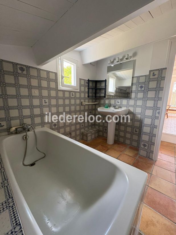 Photo 13 : SALLEDEBAIN d'une maison situ&eacute;e &agrave; Les Portes-en-R&eacute;, &icirc;le de R&eacute;.