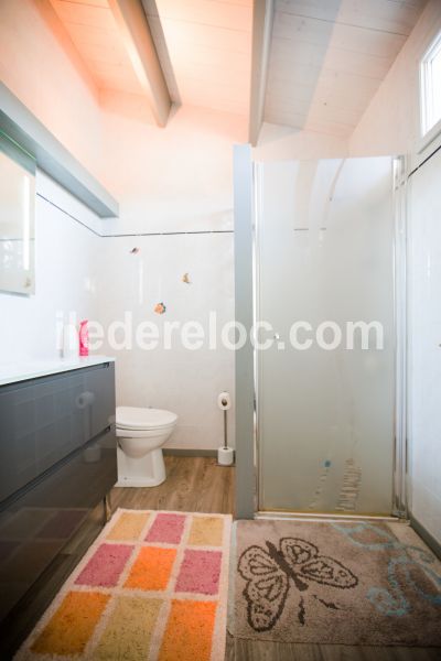 Photo 19 : SALLEDEBAIN d'une maison située à La Couarde-sur-mer, île de Ré.