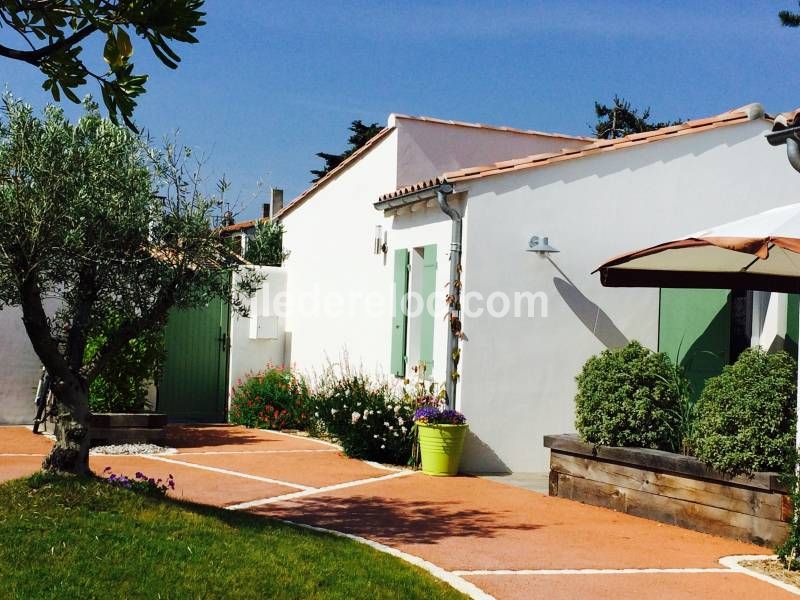 Photo 1 : EXTERIEUR d'une maison située à Saint-Martin-de-Ré, île de Ré.