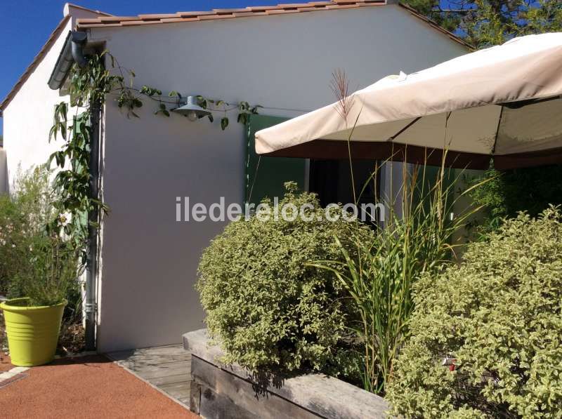 Photo 2 : EXTERIEUR d'une maison située à Saint-Martin, île de Ré.