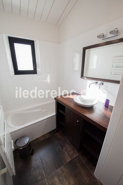 Photo 15 : SALLEDEBAIN d'une maison située à La Couarde-sur-mer, île de Ré.