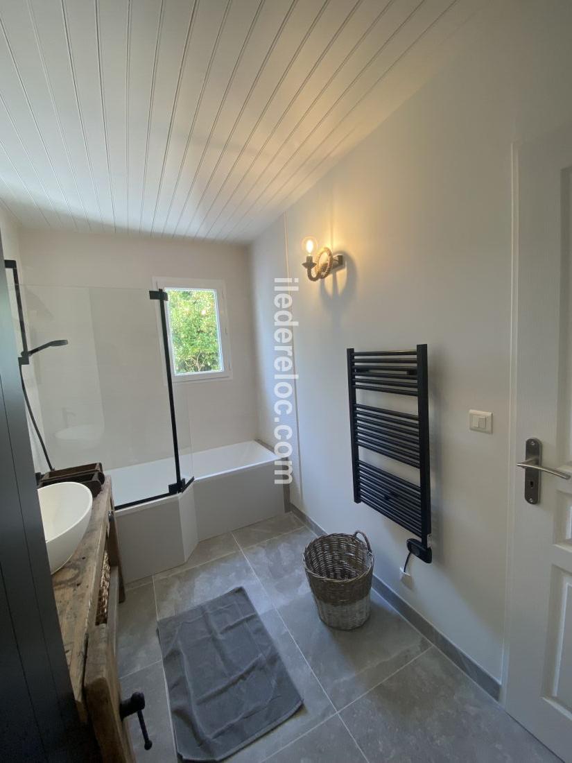 Photo 19 : SALLEDEBAIN d'une maison située à La Couarde-sur-mer, île de Ré.