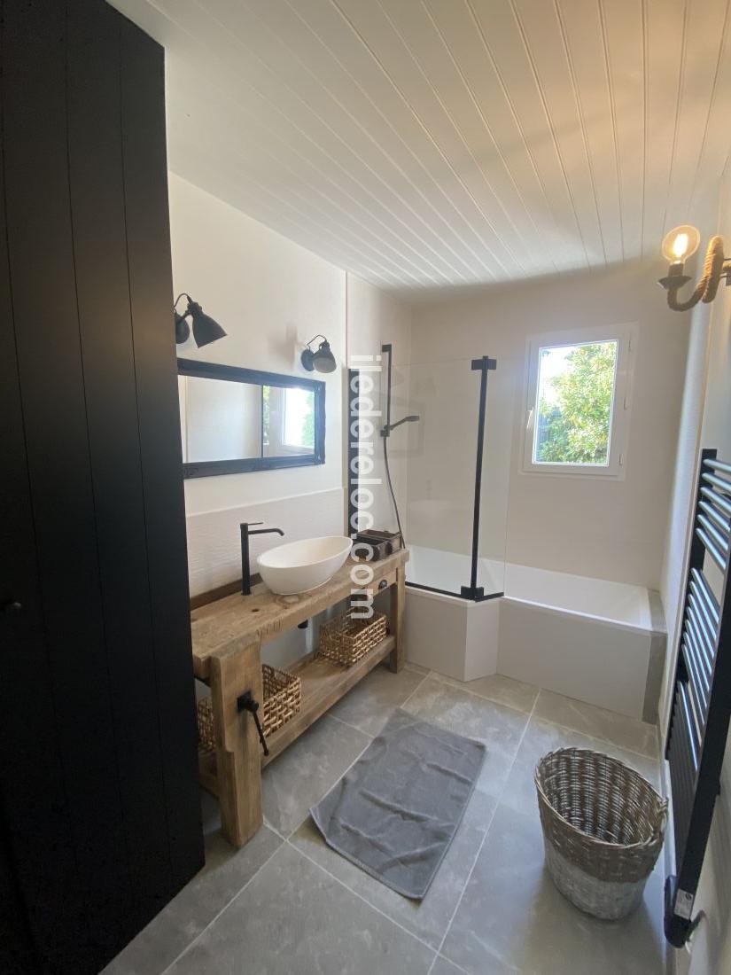 Photo 18 : SALLEDEBAIN d'une maison située à La Couarde-sur-mer, île de Ré.