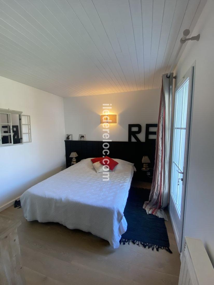Photo 17 : CHAMBRE d'une maison située à La Couarde-sur-mer, île de Ré.