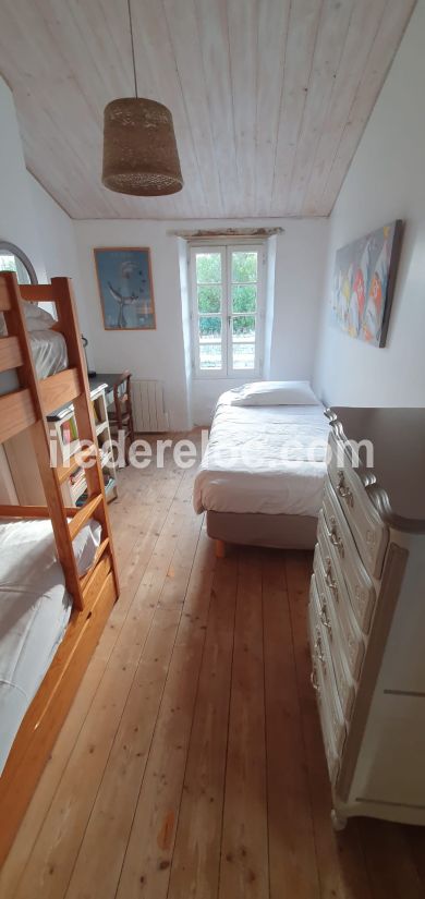 Photo 17 : CHAMBRE d'une maison située à Saint-Clément-des-Baleines, île de Ré.