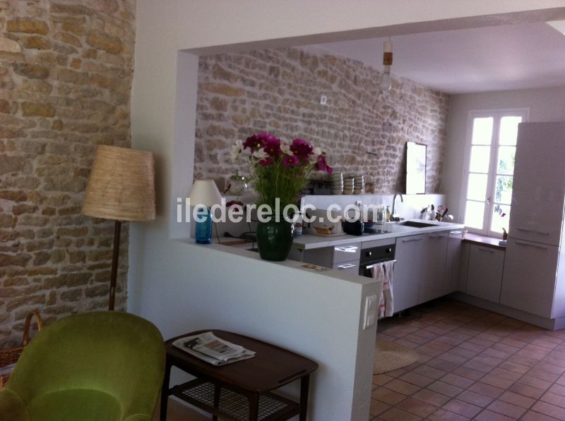 Photo 3 : CUISINE d'une maison située à Ars en Ré, île de Ré.