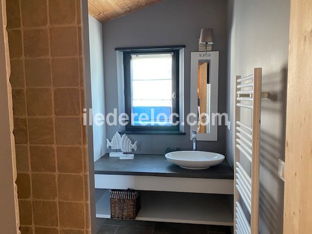 Photo 23 : SALLEDEBAIN d'une maison située à La Couarde-sur-mer, île de Ré.