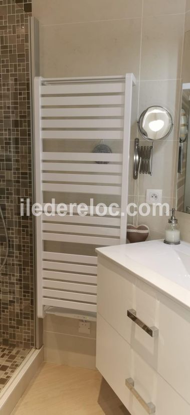 Photo 17 : SALLEDEBAIN d'une maison située à Rivedoux-Plage, île de Ré.
