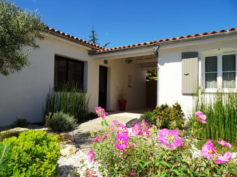 Photo 2 : ENTREE d'une maison située à La Flotte, île de Ré.