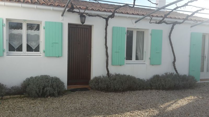 Photo 2 : EXTERIEUR d'une maison située à Saint-Martin-de-Ré, île de Ré.