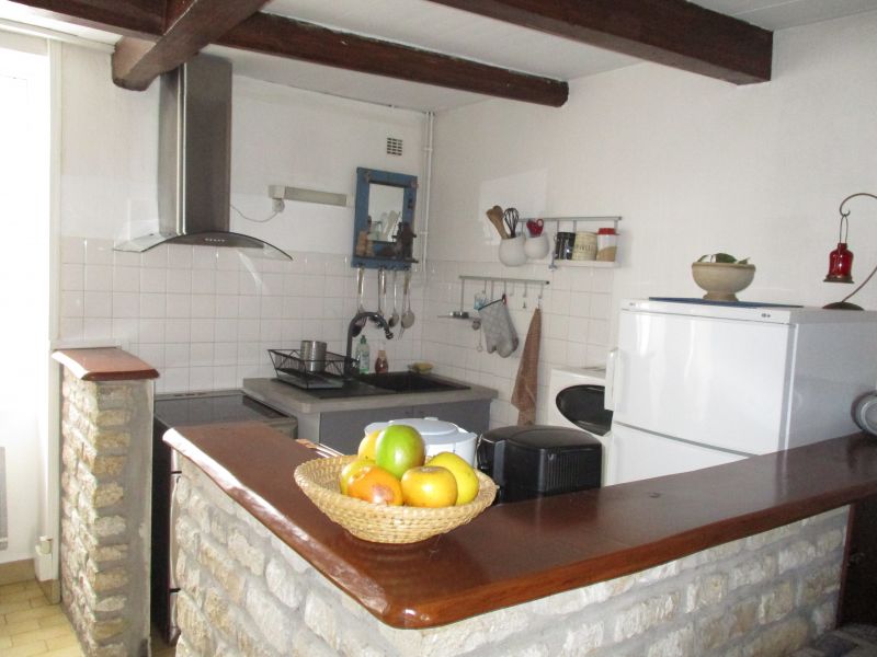 Photo 2 : CUISINE d'une maison située à Ars, île de Ré.