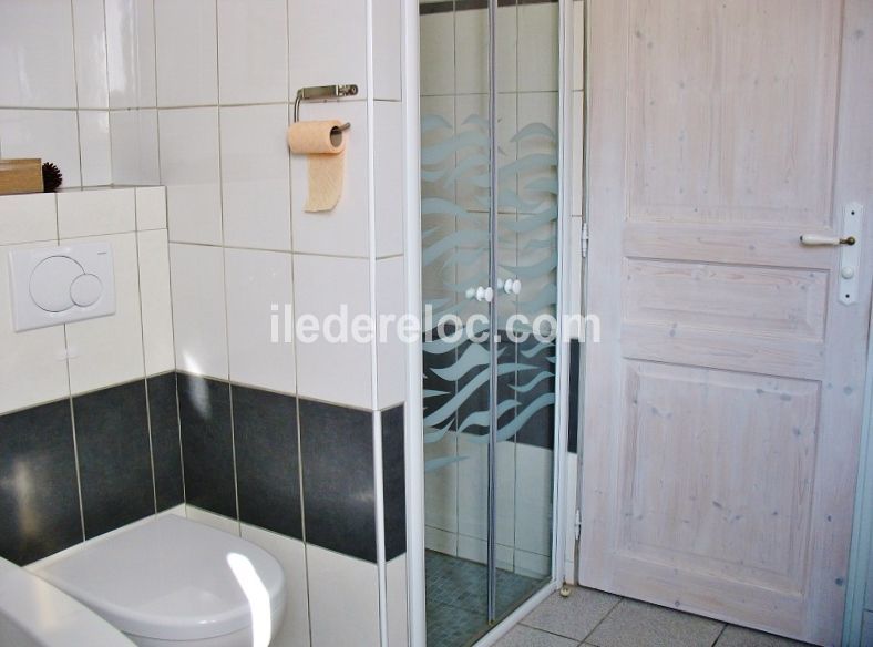 Photo 17 : SALLEDEBAIN d'une maison située à Le Bois-Plage-en-Ré, île de Ré.