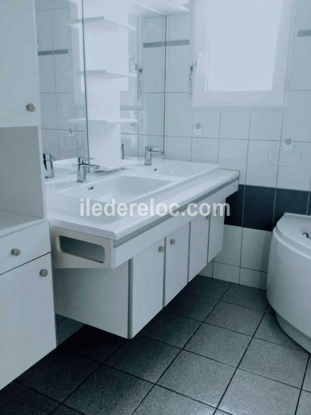 Photo 18 : SALLEDEBAIN d'une maison située à Le Bois-Plage-en-Ré, île de Ré.