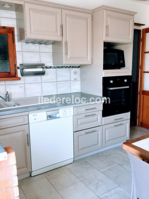 Photo 14 : CUISINE d'une maison située à Le Bois-Plage-en-Ré, île de Ré.