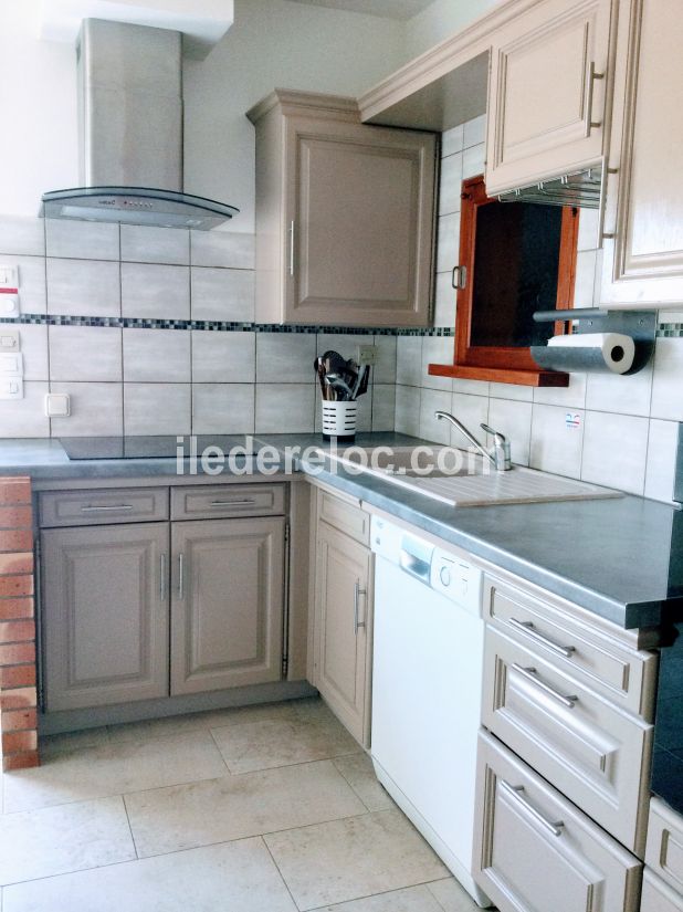 Photo 16 : CUISINE d'une maison située à Le Bois-Plage-en-Ré, île de Ré.
