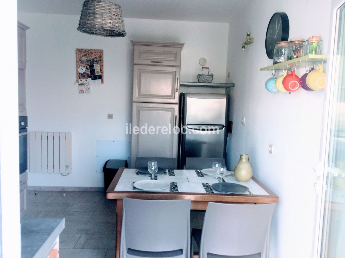 Photo 15 : CUISINE d'une maison située à Le Bois-Plage-en-Ré, île de Ré.