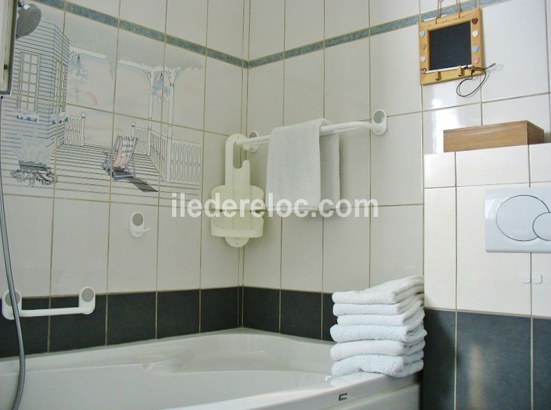 Photo 19 : SALLEDEBAIN d'une maison située à Le Bois-Plage-en-Ré, île de Ré.