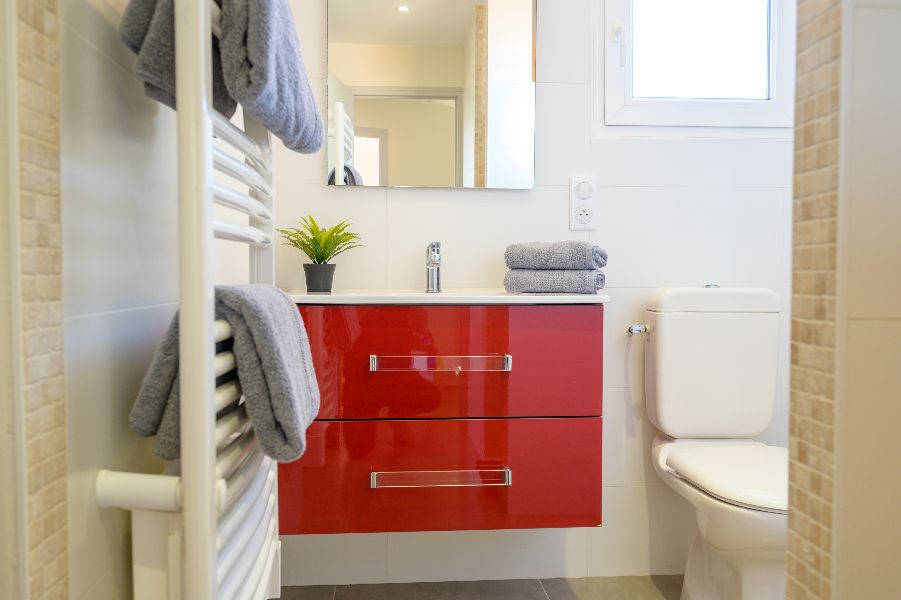 Photo 24 : SALLEDEBAIN d'une maison située à Saint-Martin-de-Ré, île de Ré.