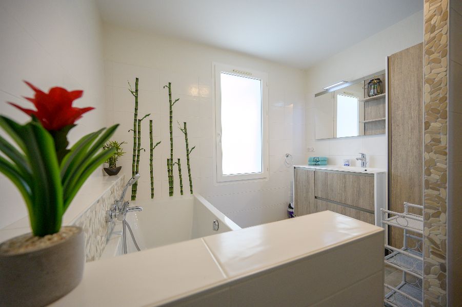 Photo 13 : SALLEDEBAIN d'une maison située à Saint-Martin-de-Ré, île de Ré.