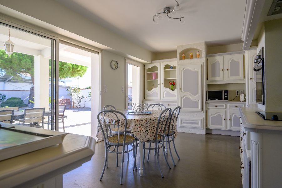 Photo 9 : CUISINE d'une maison située à Saint-Martin-de-Ré, île de Ré.