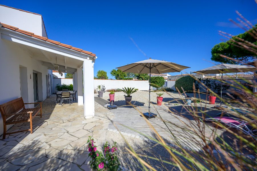 Photo 36 : TERRASSE d'une maison située à Saint-Martin-de-Ré, île de Ré.