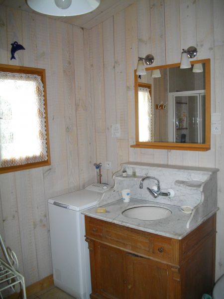 Photo 6 : SALLEDEBAIN d'une maison située à Le Bois-Plage-en-Ré, île de Ré.