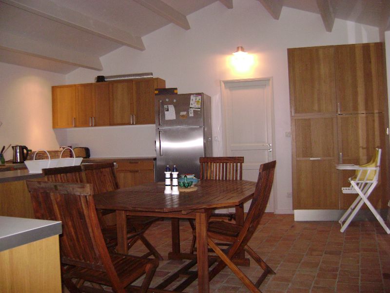 Photo 11 : CUISINE d'une maison située à Les Portes-en-Ré, île de Ré.