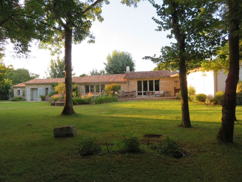 Photo 1 : EXTERIEUR d'une maison située à Les Portes-en-Ré, île de Ré.