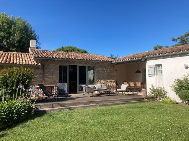 Photo 2 : TERRASSE d'une maison située à Les Portes-en-Ré, île de Ré.