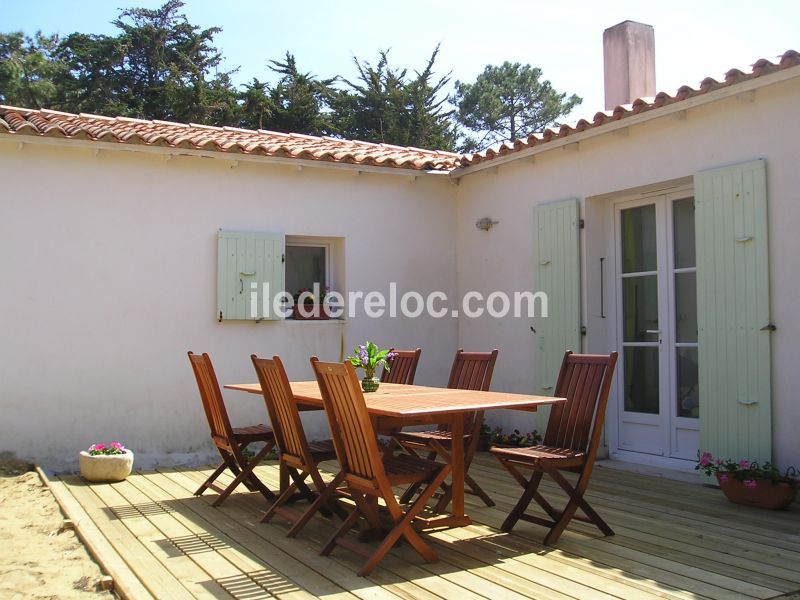 Photo 2 : TERRASSE d'une maison située à Sainte-Marie-de-Ré, île de Ré.