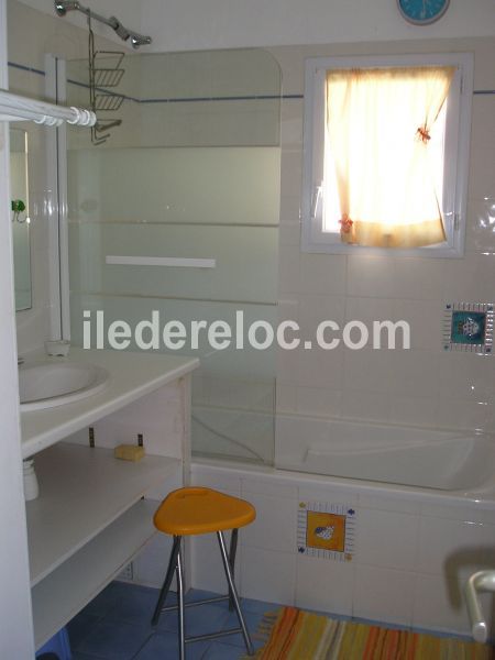 Photo 7 : SALLEDEBAIN d'une maison située à Sainte-Marie-de-Ré, île de Ré.