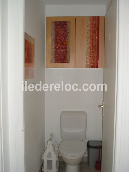 Photo 8 : WC d'une maison située à Sainte-Marie-de-Ré, île de Ré.